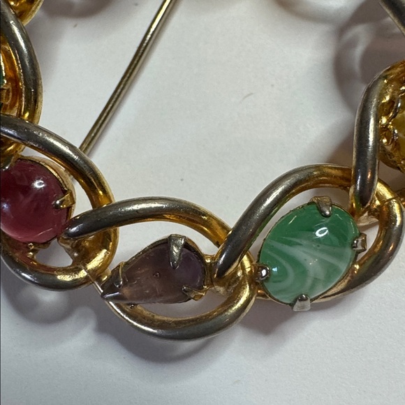 Vintage 1950s multi-gemstone gold tone wreath brooch - Picture 3 of 6